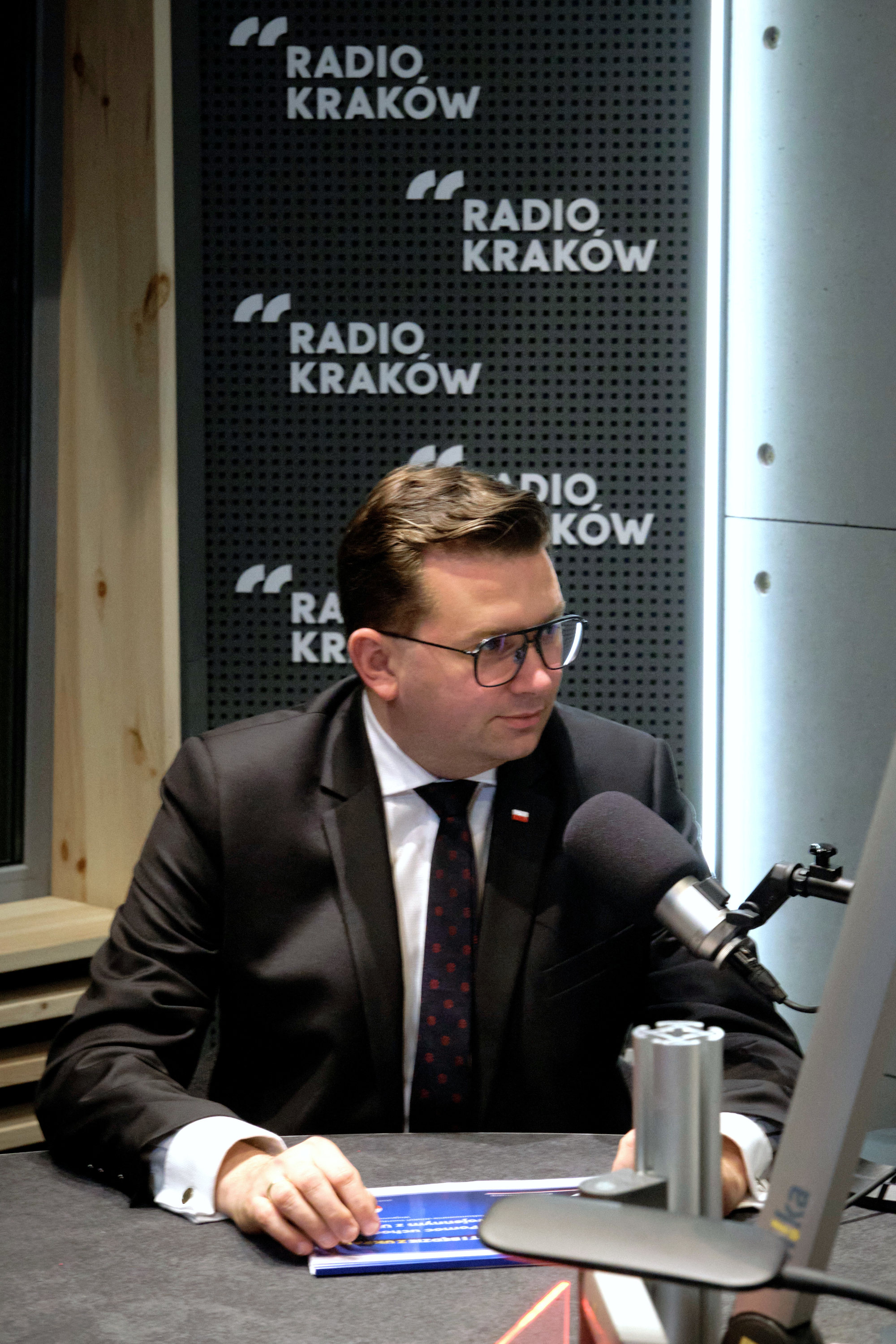 Wojewoda małopolski Łukasz Kmita w Radio Kraków podczas nagrania 