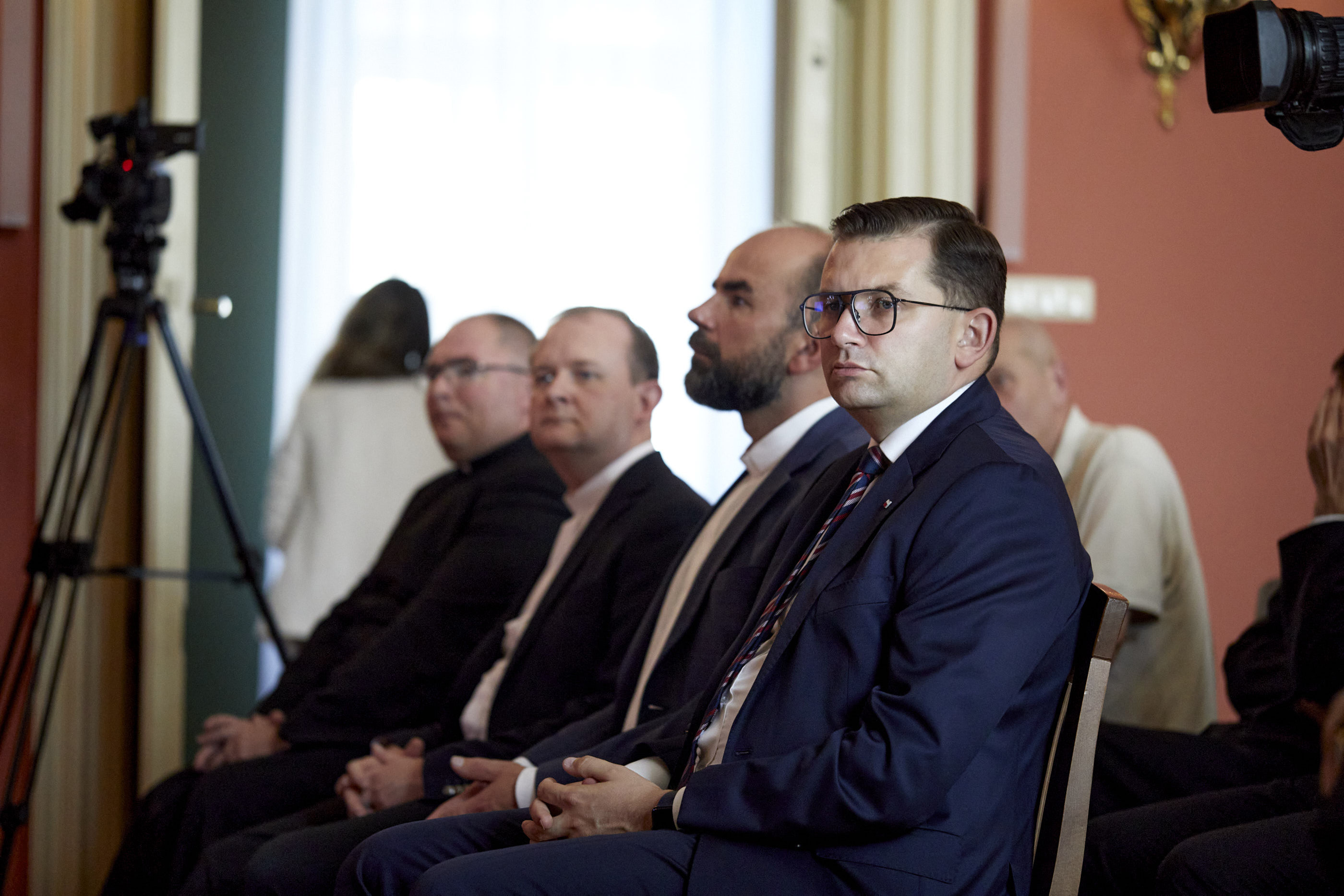 Wojewoda małopolski Łukasz Kmita oraz zaproszeni goście podczas uroczystości w Collegium Voytylianum